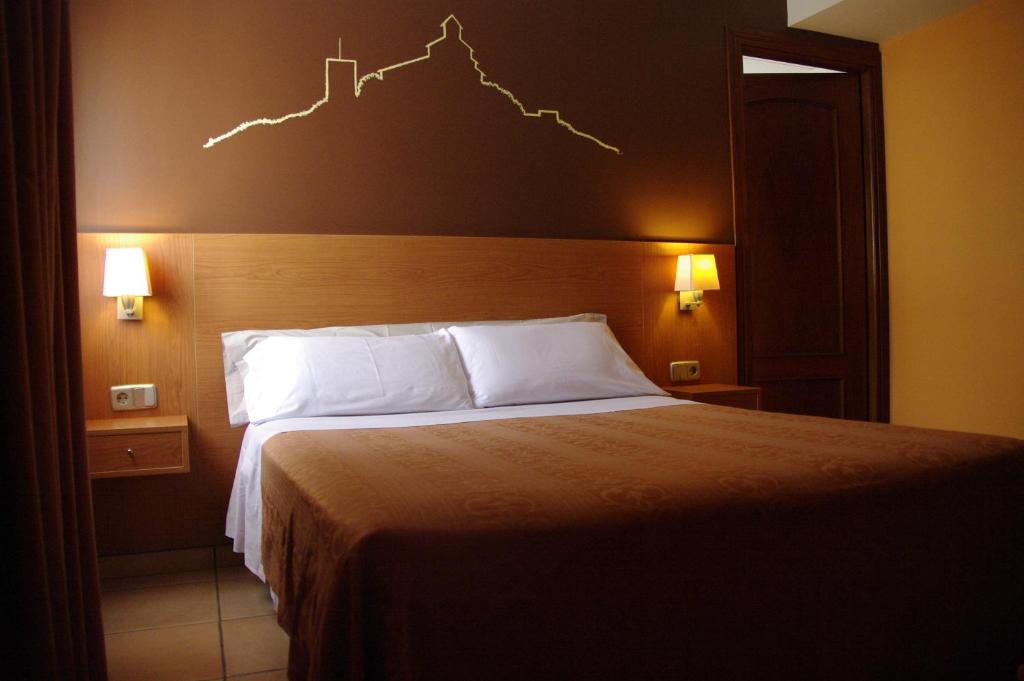 Postel nebo postele na pokoji v ubytování Hotel Solsona Centre