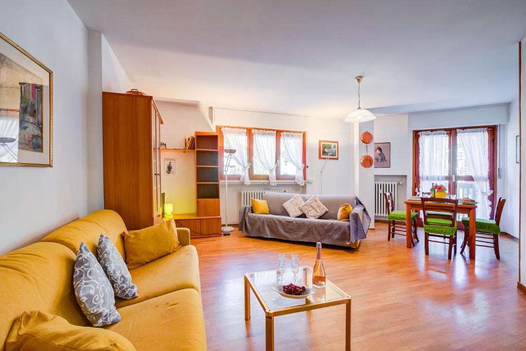 ein Wohnzimmer mit einem Sofa und einem Tisch in der Unterkunft Snow White - Happy Rentals in Bardonecchia