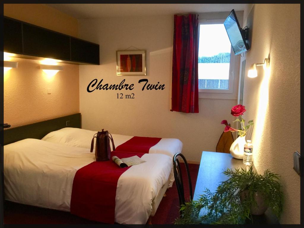 Postel nebo postele na pokoji v ubytování Hôtel du Parc Limoges & Restaurant "Le temps d'une pause"