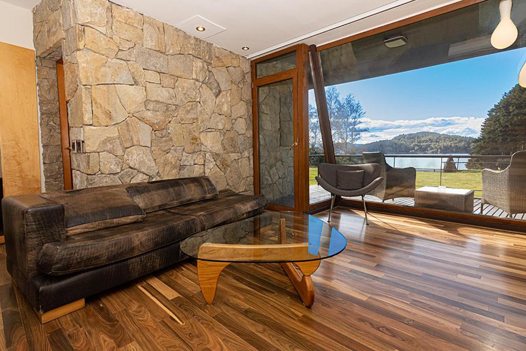 Uma área de estar em Rochester Bariloche Suites & Spa