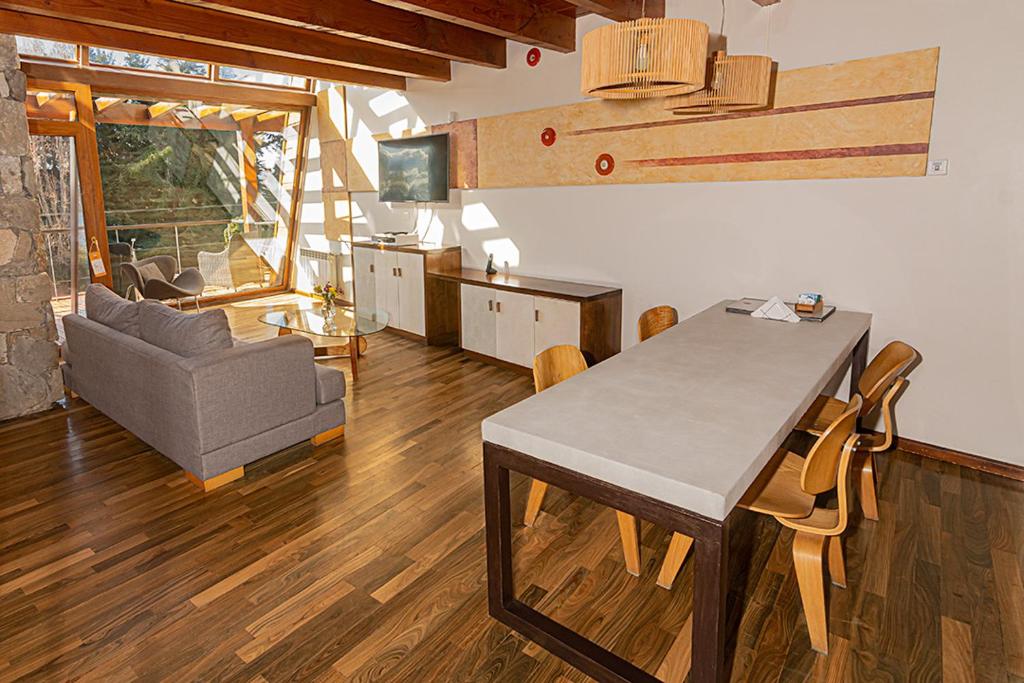 Uma área de estar em Rochester Bariloche Suites & Spa