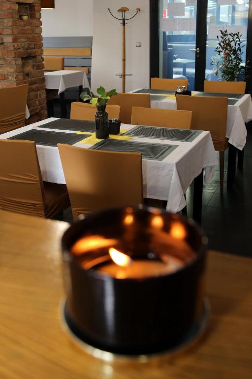 Reštaurácia alebo iné gastronomické zariadenie v ubytovaní Arena Hotel Samorin