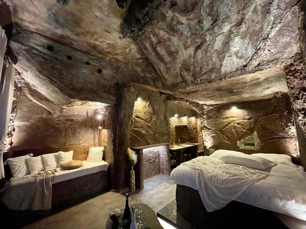 een slaapkamer in een grot met 2 bedden bij Apartmány v Podzámčí v blízkosti zámku Blatná in Blatná