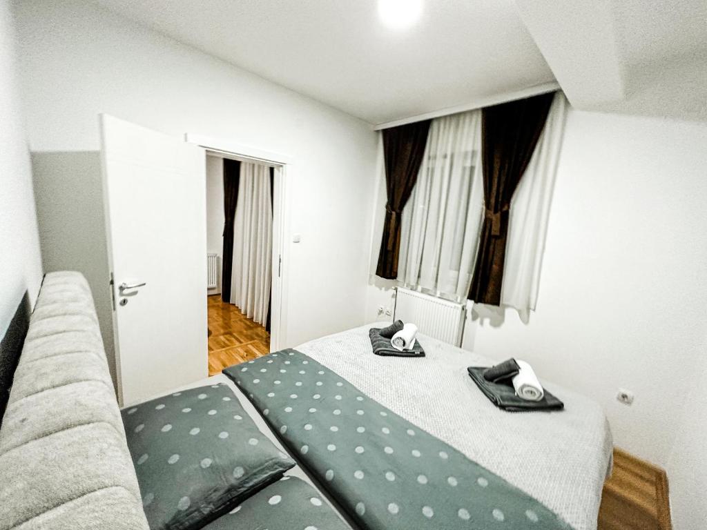 una camera con letto, divano e finestre di StannadanObrenovac a Obrenovac