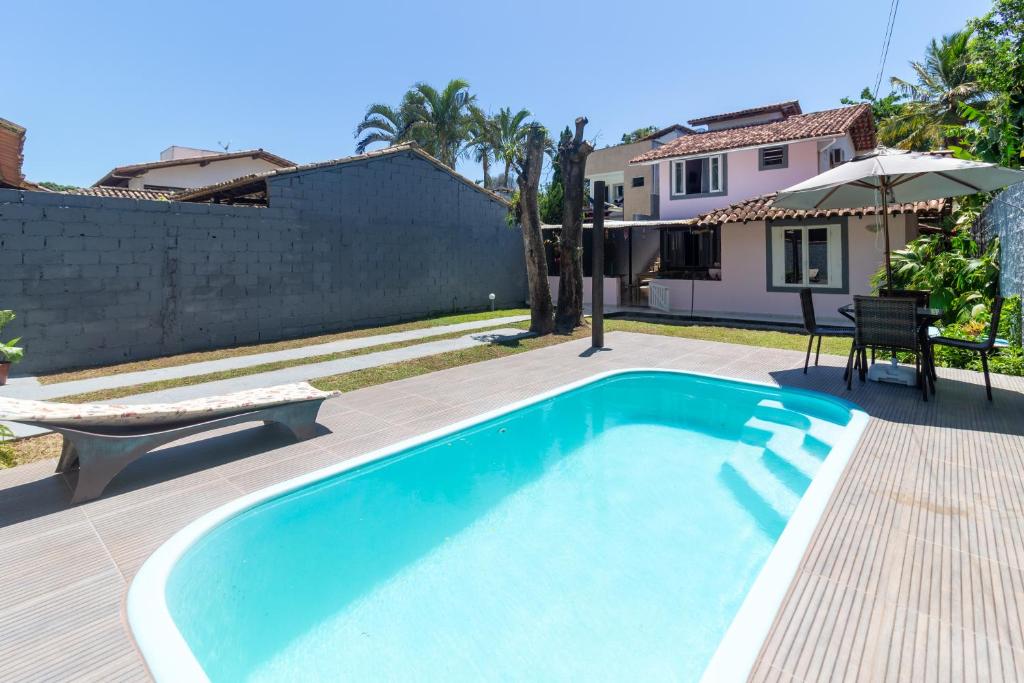 una piscina en el patio trasero de una casa en Suítes Valdira, en Arraial d'Ajuda