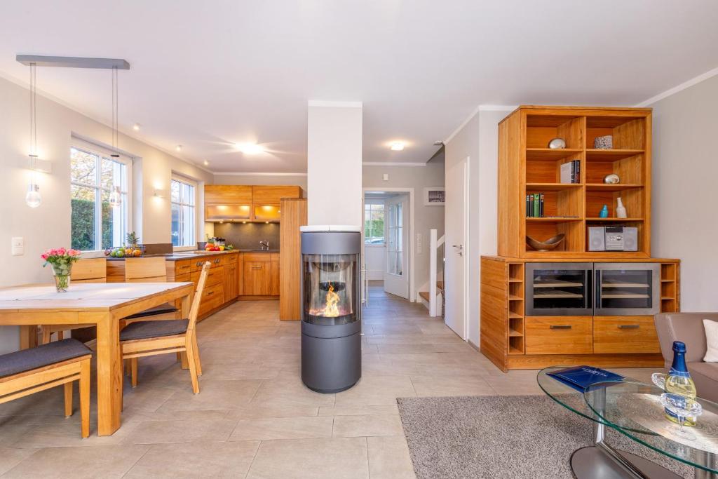 una cucina e un soggiorno con camino al centro di Ferienhaus Zingst a Zingst