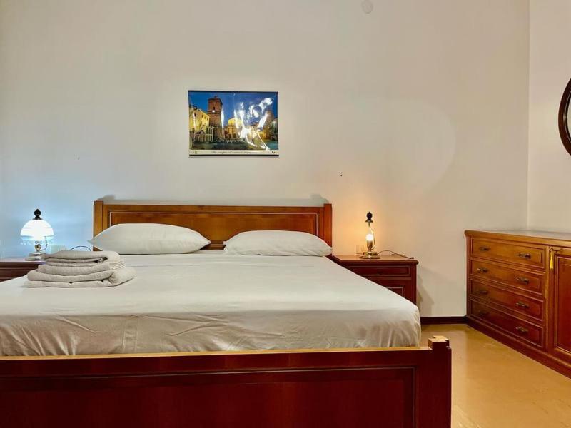 sypialnia z łóżkiem i zdjęciem na ścianie w obiekcie paolohome w Mediolanie