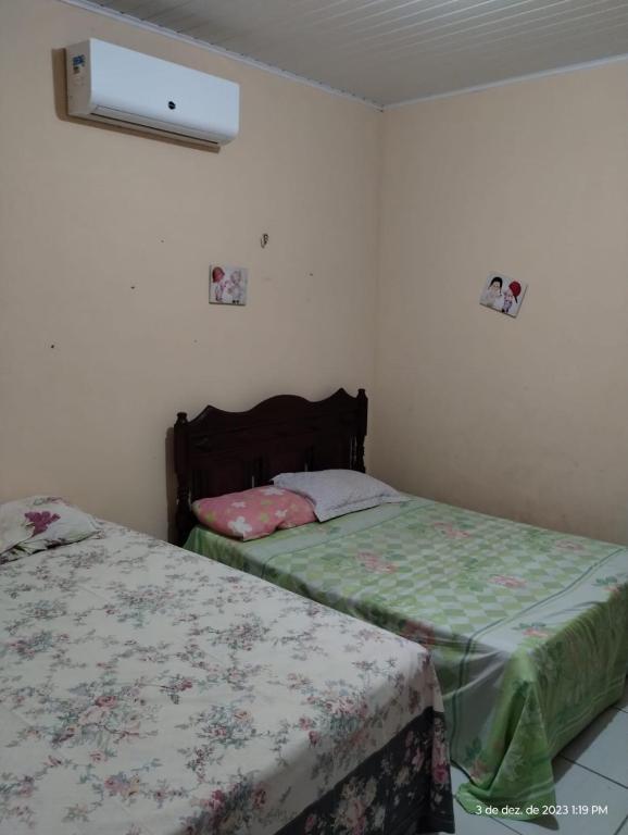 Postel nebo postele na pokoji v ubytování Aconchego do bens