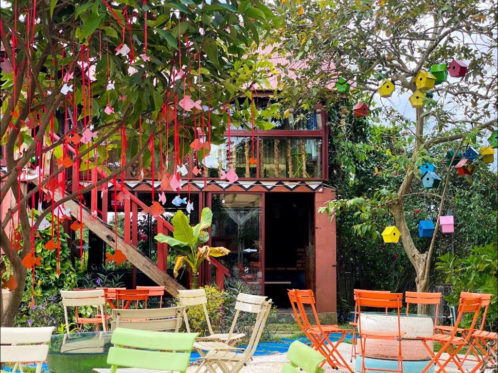 un groupe de chaises assises devant un bâtiment dans l'établissement Homestay Làng Tôi - Pleiku - Gia Lai, à Plei Brêng