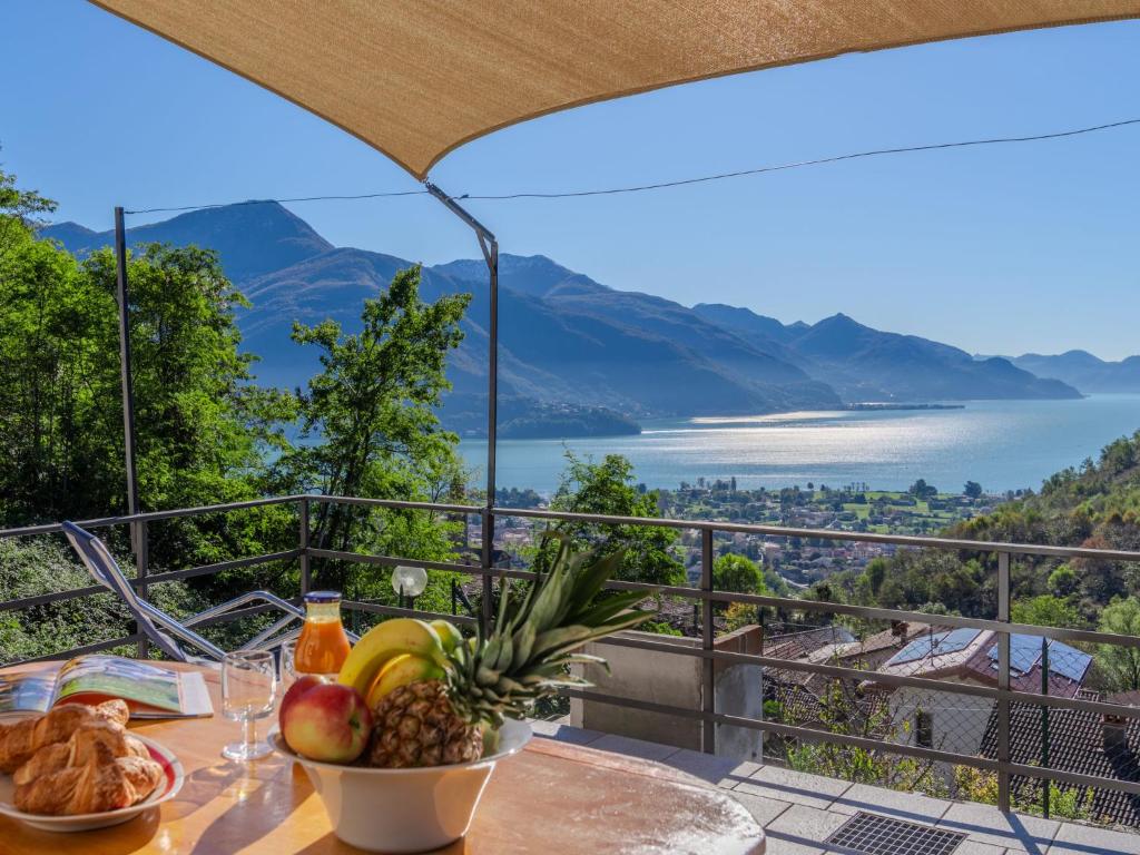 - une table avec un bol de fruits sur un balcon avec vue dans l'établissement Holiday Home Ca' Ermy by Interhome, à Consiglio di Rumo