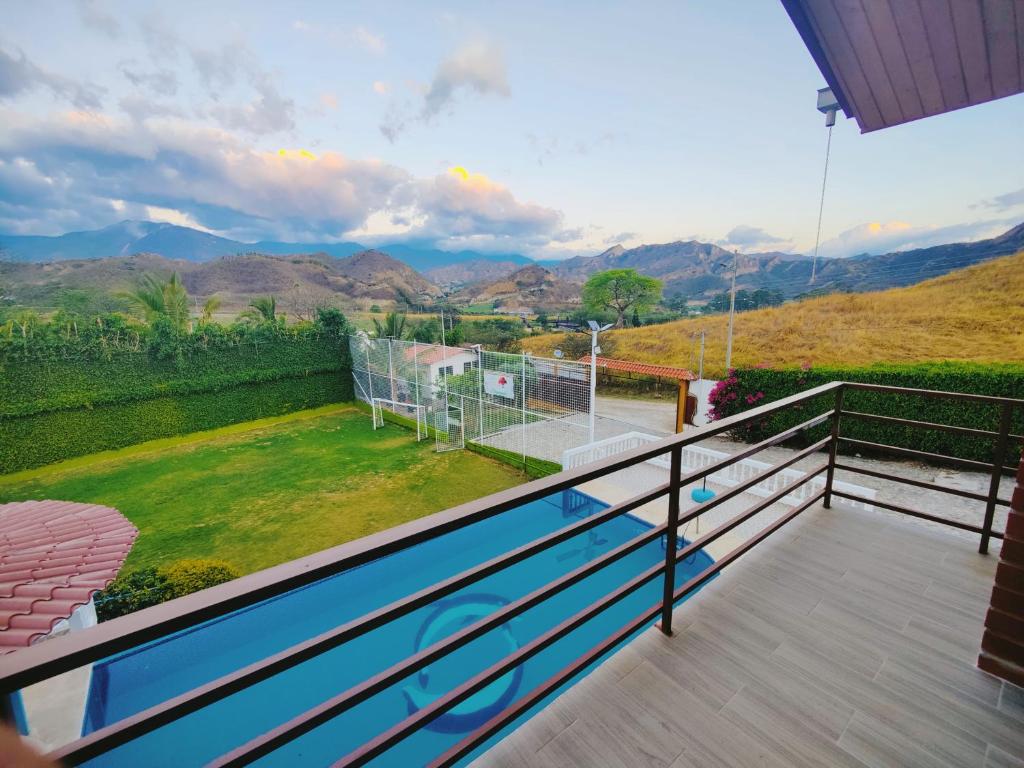 Elle comprend un balcon offrant une vue sur les montagnes. dans l'établissement Quinta Esperanza - Habitación Matrimonial, à Loja