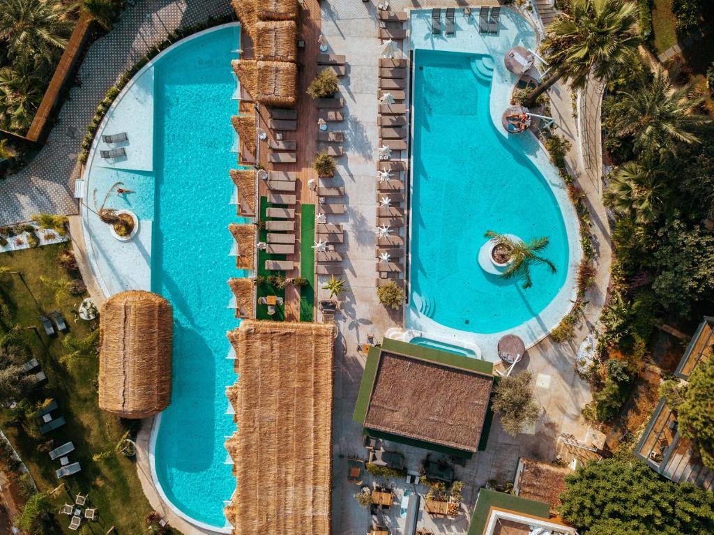 una vista aérea de una piscina en un complejo en Morina Deluxe Hotel en Ölüdeniz