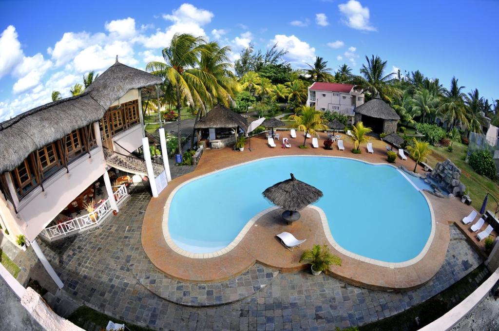 uma vista superior de uma piscina num resort em Casa Florida Hotel & Spa em Pereybere