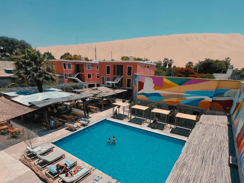 伊卡的住宿－Viajero Kokopelli Huacachina Hostel，沙漠中酒店游泳池的顶部景观