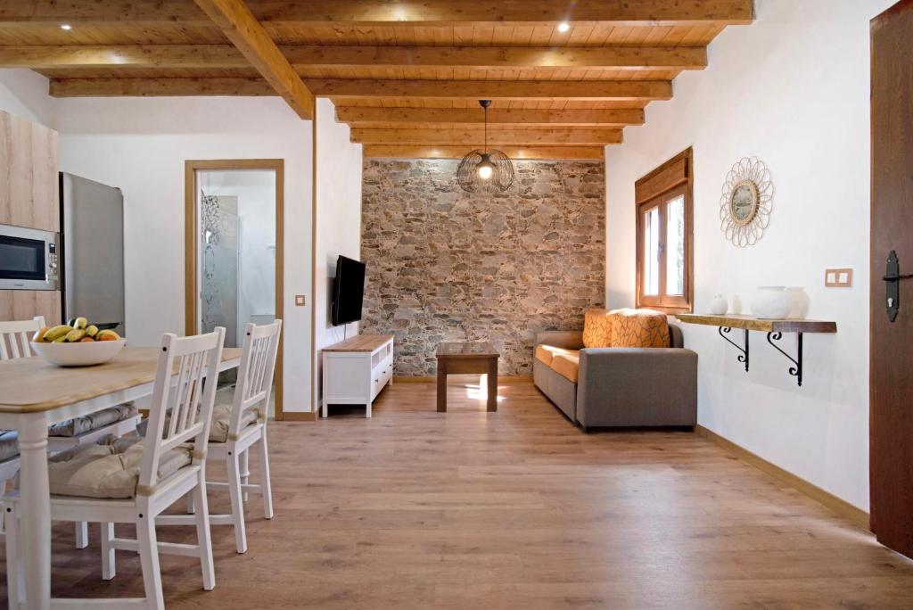 a kitchen and living room with a table and chairs at La Tirajanera 1 in Vega de San Mateo