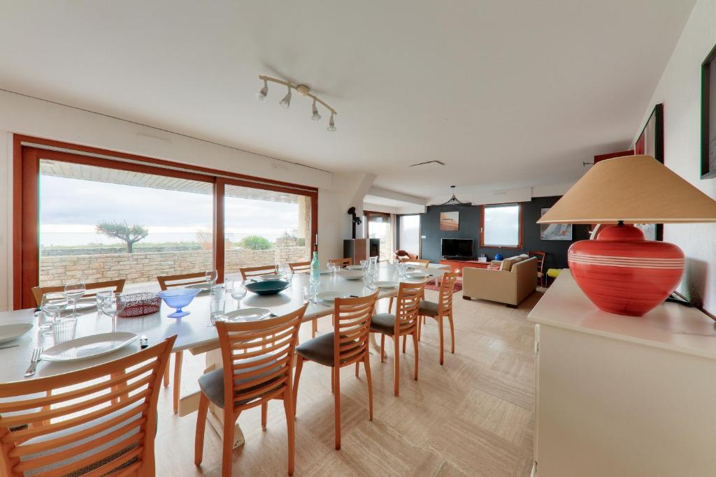 - une cuisine et une salle à manger avec une table et des chaises dans l&#39;établissement Vue imprenable sur la Baie de Quiberon, à Sarzeau