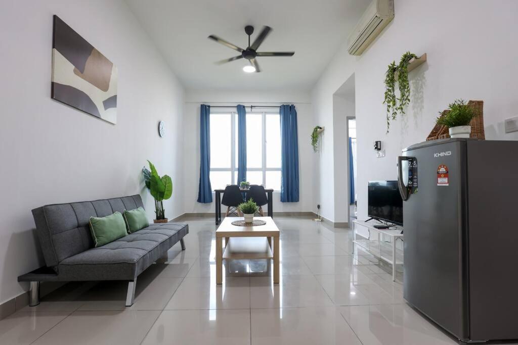 un soggiorno con divano e frigorifero di Amber Cove 2BR WIFI Kitchen New Unit 2 Bathroom a Malacca