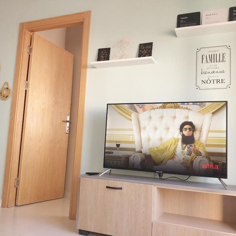 TV a/nebo společenská místnost v ubytování top apartment Airport Mohamed 5