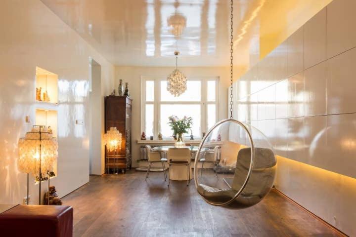 ein Wohnzimmer mit einem Stuhl und einem Esstisch in der Unterkunft BEAUTIFUL APARTMENT WiTH ASIAN STYLE BEDROOM NEAR RAI & CENTER in Amsterdam