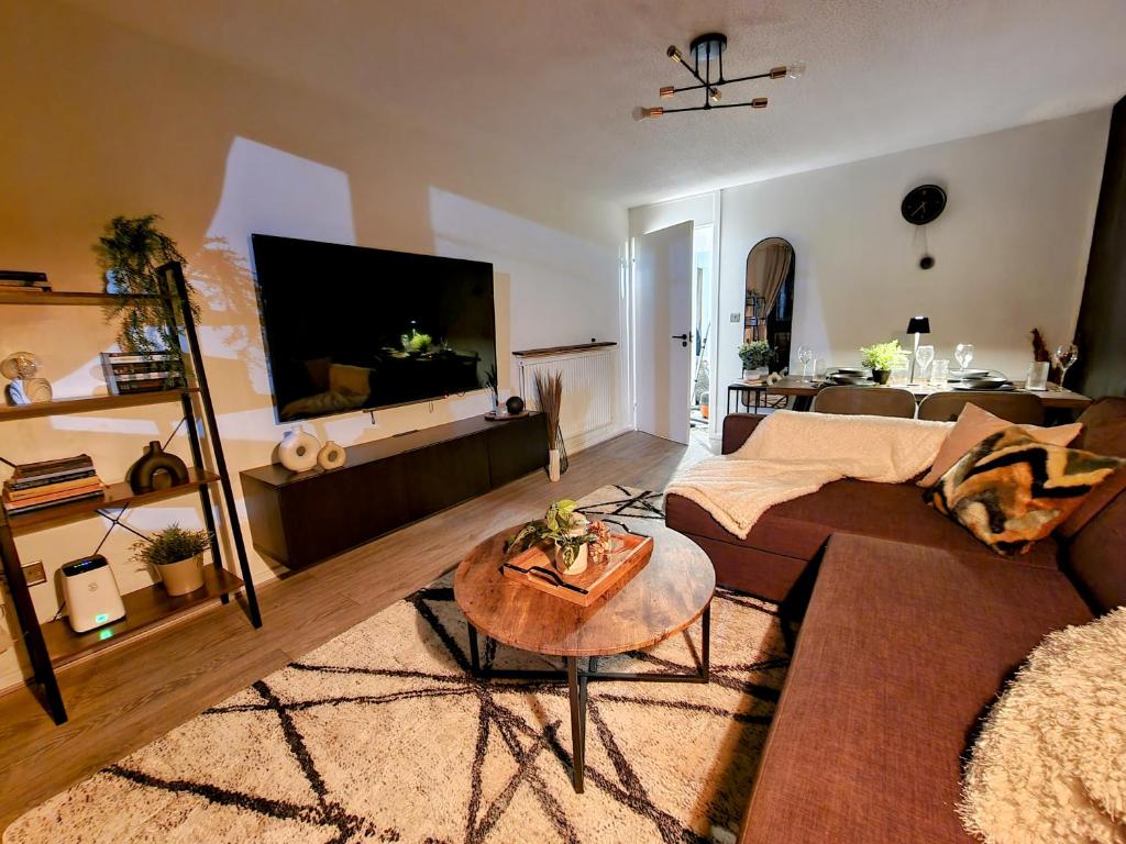 uma sala de estar com um sofá e uma televisão de ecrã plano em Spacious and modern flat in Archway em Londres