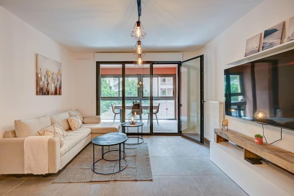 un salon avec un canapé et une table dans l'établissement Sublime Appartement 6 couchages avec Parking (Aix-en-Provence), à Aix-en-Provence