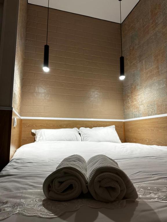 Una cama con dos toallas encima. en мини-отель Villa Sofia город Шымкент, проспект Тауке хана, жилой дом 37-2 этаж, en Shymkent