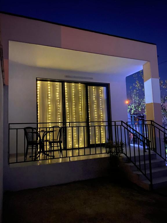 فضای داخلی Cozy House Tbilisi در تفلیس - تصویر ۳