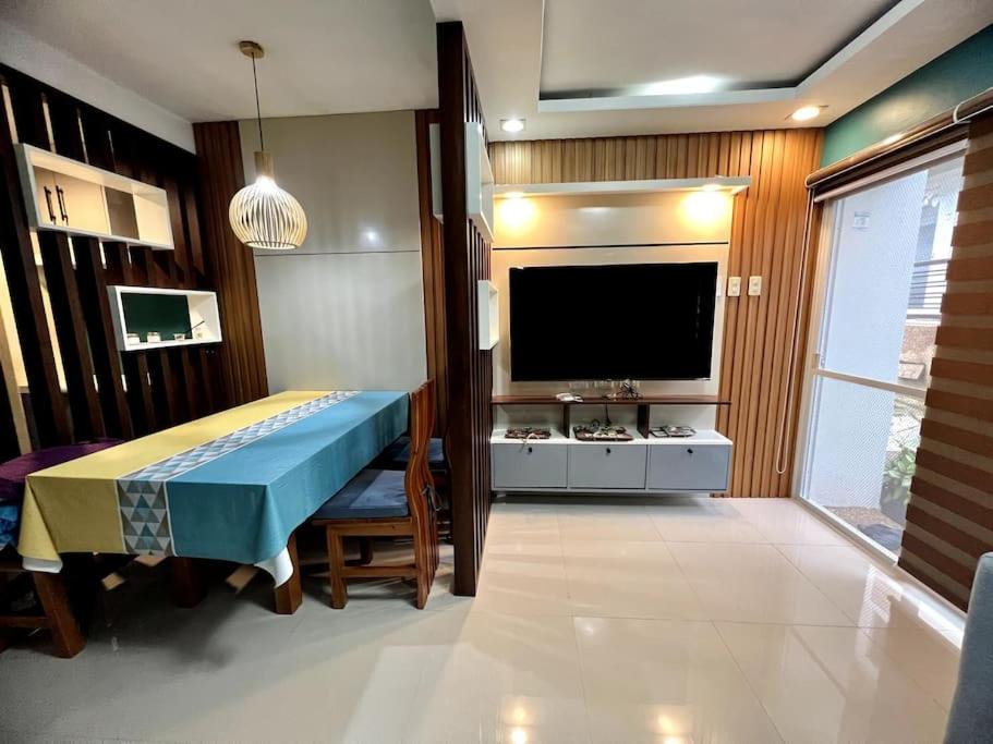 TV tai viihdekeskus majoituspaikassa Tagaytay Hampton Villa - Unwind in a cozy 2 bedroom with pool