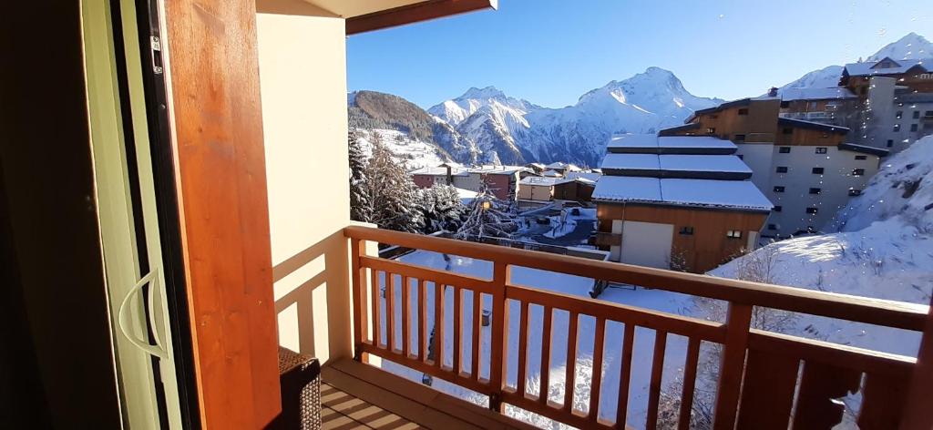 a balcony with a view of snow covered mountains at Charmant Studio 4 pers plein centre Parking privé in Les Deux Alpes