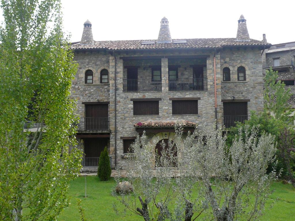 La Puebla de RodaにあるEl Prau De Vidal Iの庭にバルコニー付きの古い石造りの建物