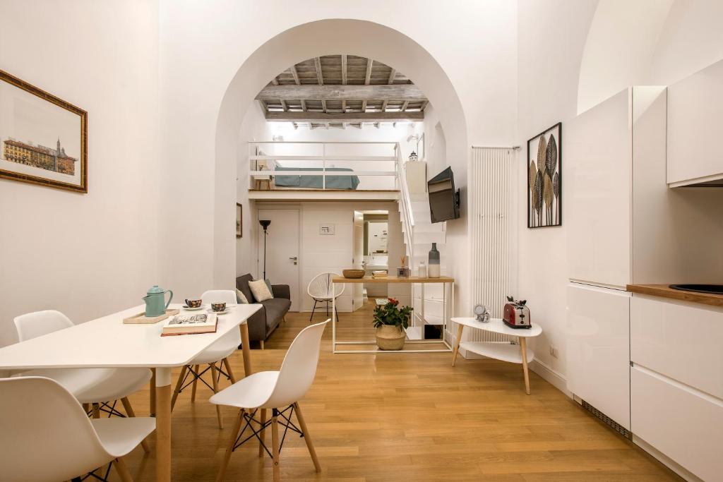 ローマにあるHolidays Teatro Paceのキッチン、リビングルーム(テーブル、椅子付)