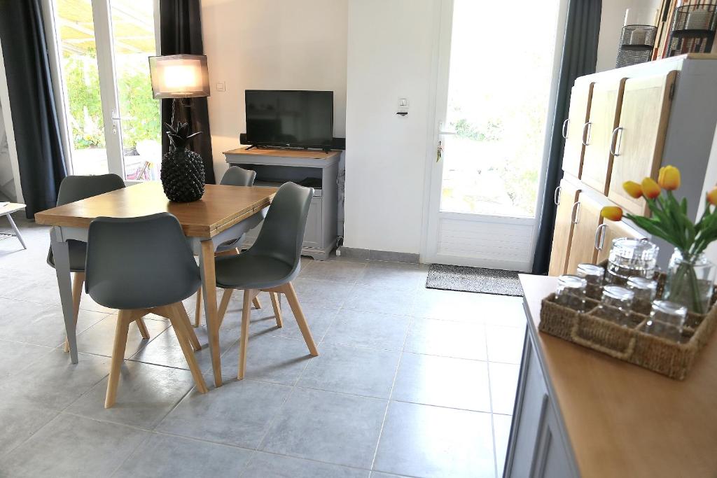 Kuchyňa alebo kuchynka v ubytovaní Jolie villa loc-saisonnière - la petite cocagne