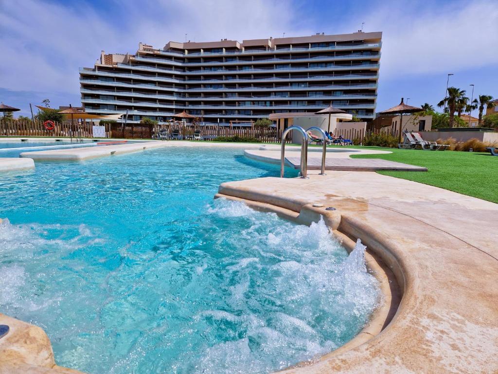 une piscine en face d'un grand hôtel dans l'établissement Los Flamencos Sea View Apartment, à Carthagène