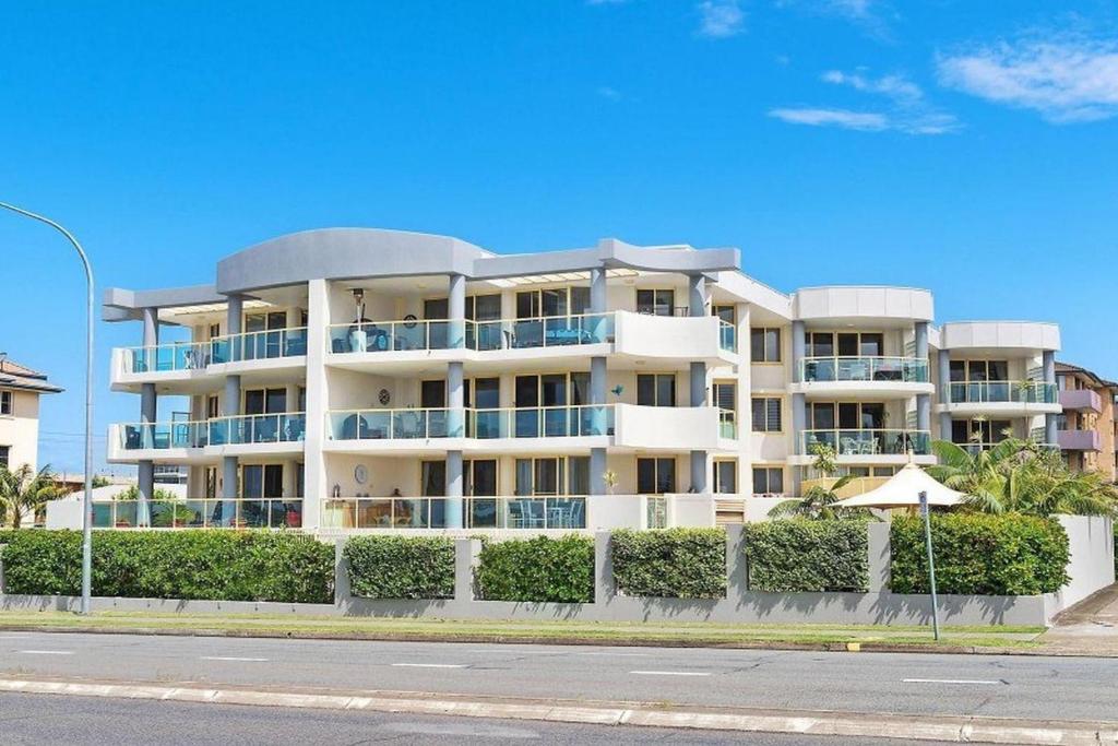 un grand bâtiment blanc sur le côté d'une rue dans l'établissement Riviera 203, à Port Macquarie