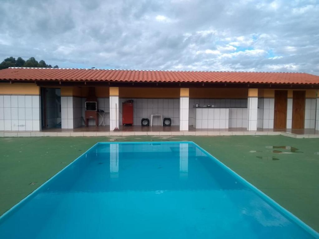 uma casa com uma piscina em frente em Rancho próximo ao lago de furnas em Boa Esperança