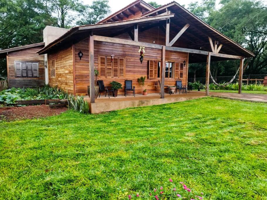 een huis met een grote tuin ervoor bij Casa para Alugar para Show Rural Cascavel 2024 in Cascavel