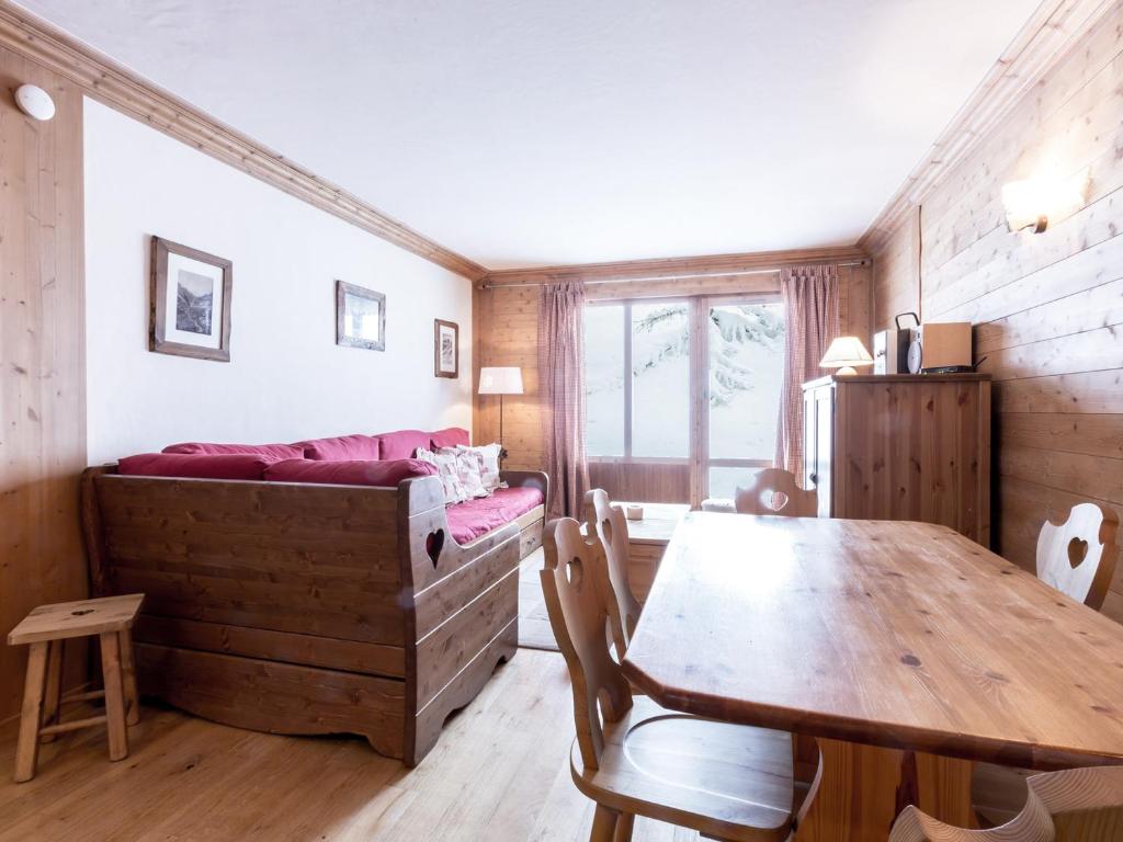 une chambre avec une table et un lit et une salle à manger dans l'établissement Appartement élégant avec wifi, terrasse et parking couvert à Val-d'Isère, proche des pistes - FR-1-694-100, à Val dʼIsère