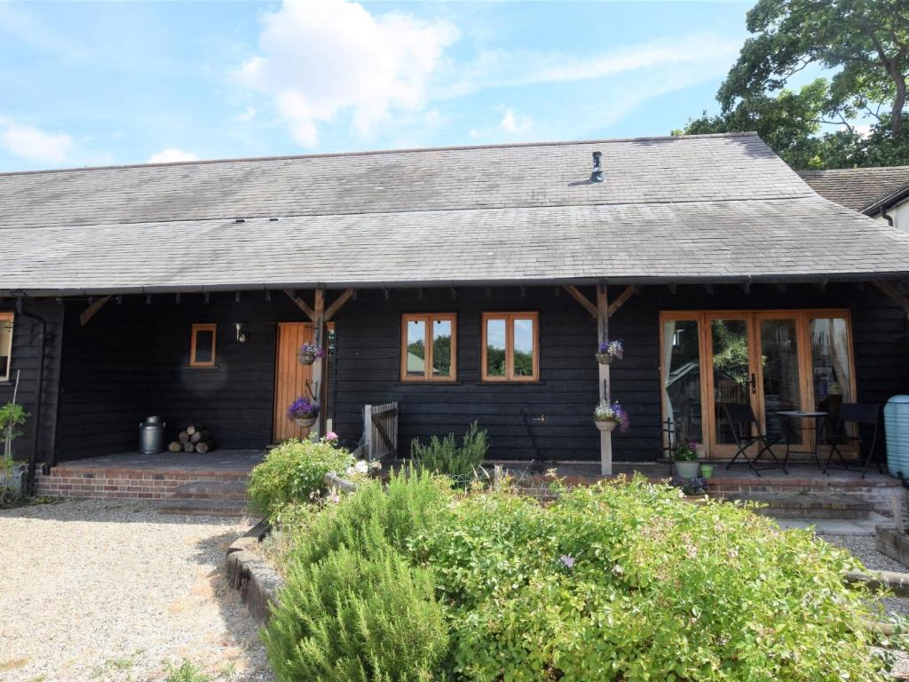 un cottage nero con veranda di 1 Bed in Colchester 58576 