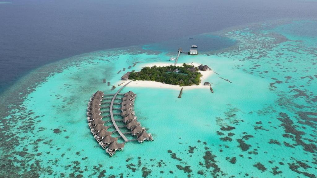 an island in the shape of a heart in the ocean at Drift Thelu Veliga Retreat in Dhangethi