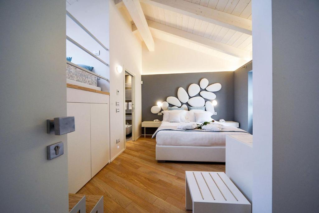 Postel nebo postele na pokoji v ubytování Eleìra Luxury Accomodations