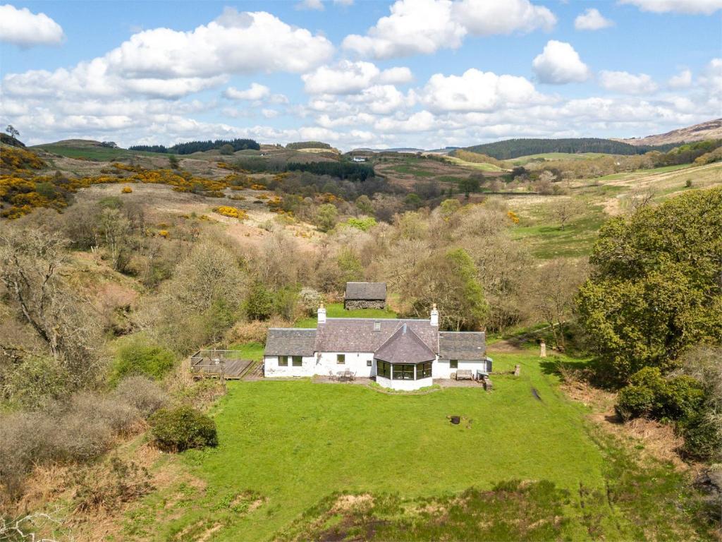 eine Luftansicht eines Hauses auf einem grünen Feld in der Unterkunft 3 Bed in Kilfinan CA214 in Kilfinan