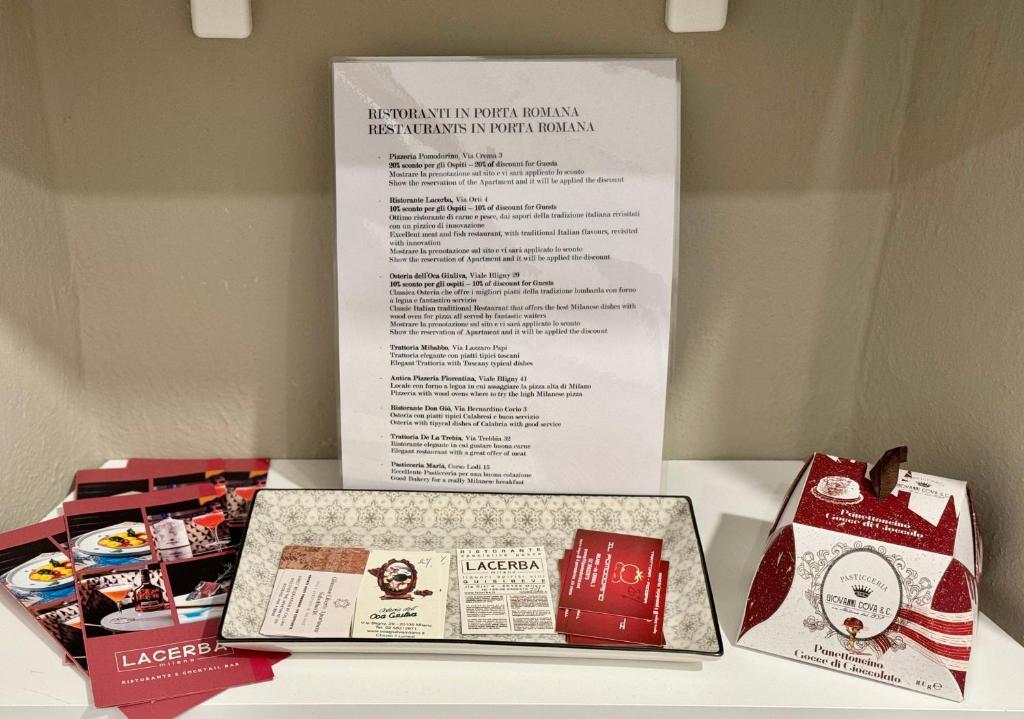 stół z menu i kilka pudełek z jedzeniem w obiekcie Glamour Liberty Apartment Sabotino38 w Mediolanie
