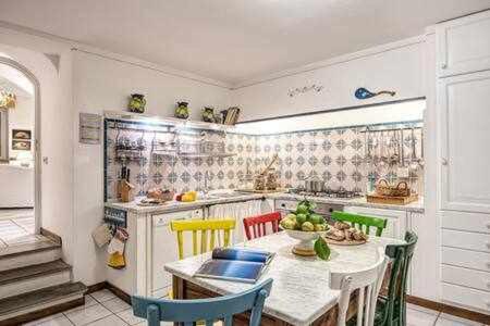 Kuchnia lub aneks kuchenny w obiekcie GOCCE VILLAS - Antica Limonaia