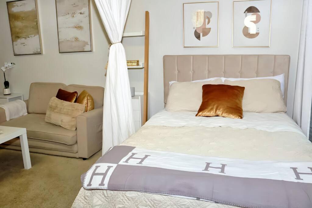 Un pat sau paturi într-o cameră la MDR Studio Apartment Luxury pool, gym, parking, jacuzzi.