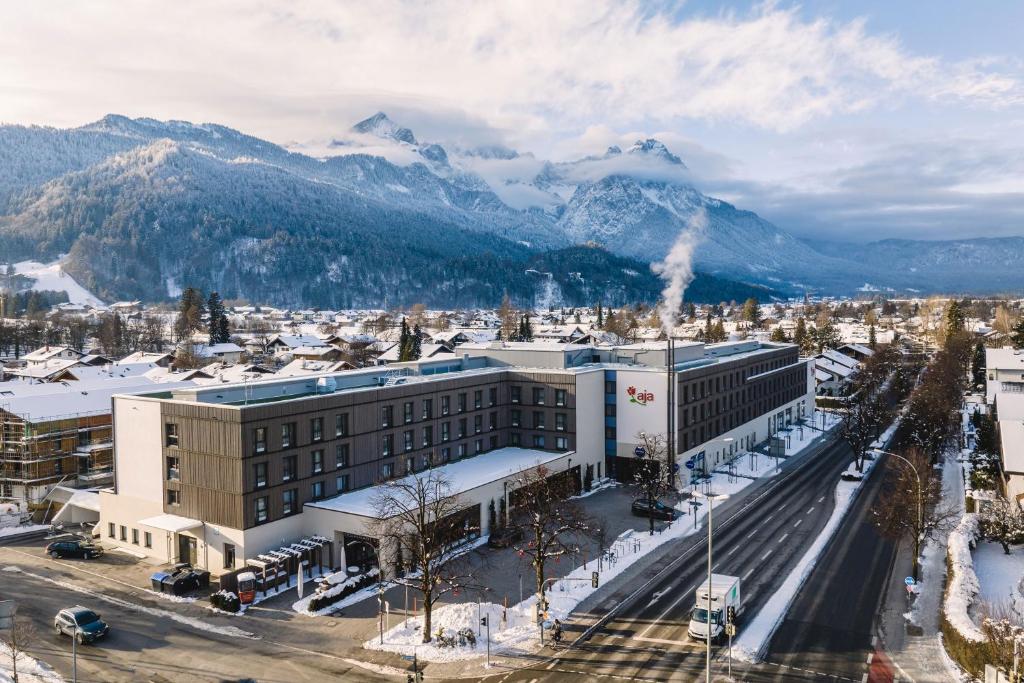 加爾米施－帕騰基興的住宿－aja Garmisch-Partenkirchen，享有雪覆盖的群山的城市空中景致