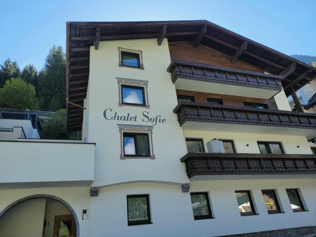 ein Gebäude mit einem Schild an der Seite in der Unterkunft Apartment Chalet Sofie-2 by Interhome in Ischgl