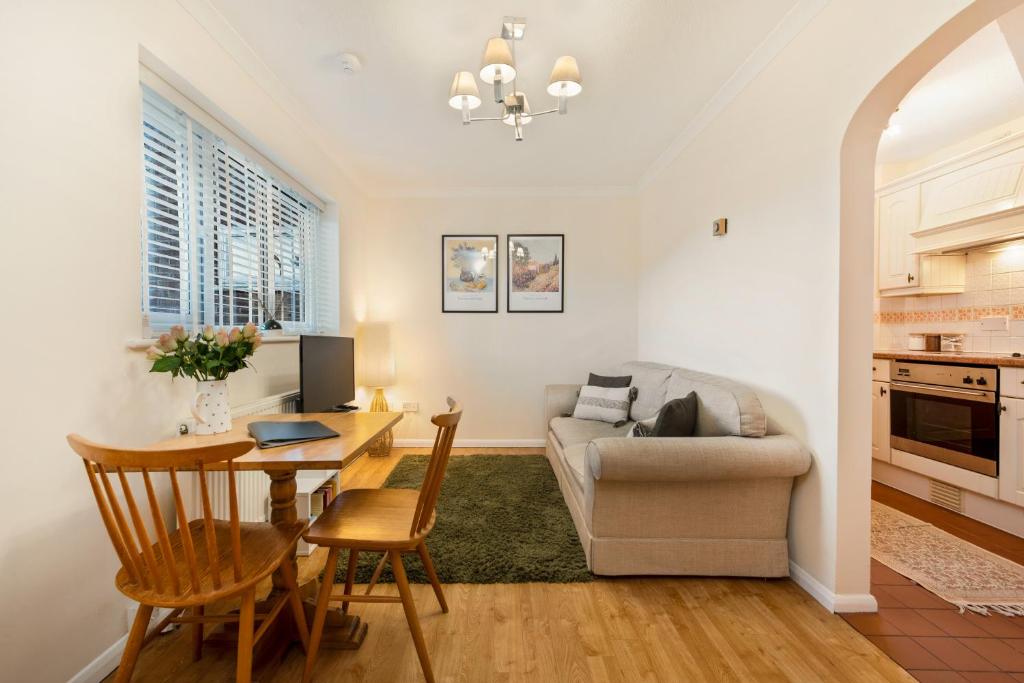 sala de estar con mesa y sofá en Stylish short-term let in Bucks en Loudwater