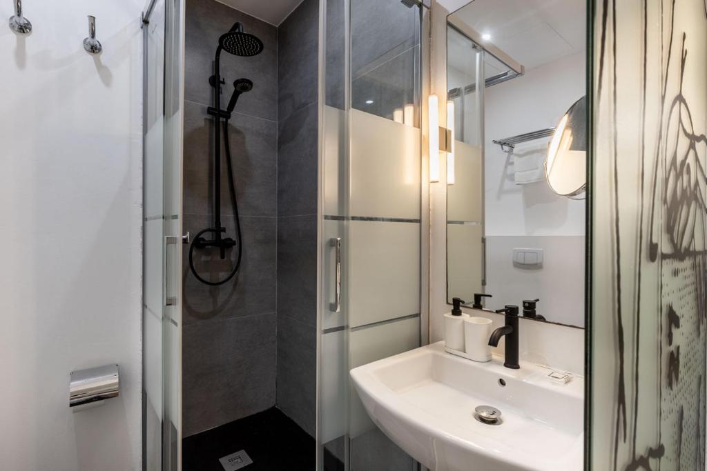 Antiguo Brondo Selfcheck-in Smart Rooms - Resim 26