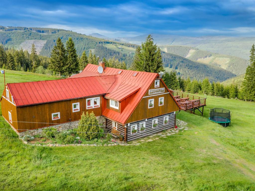 une maison sur une colline avec un toit rouge dans l'établissement Chalet U Dvou vleků by Interhome, à Pec pod Sněžkou