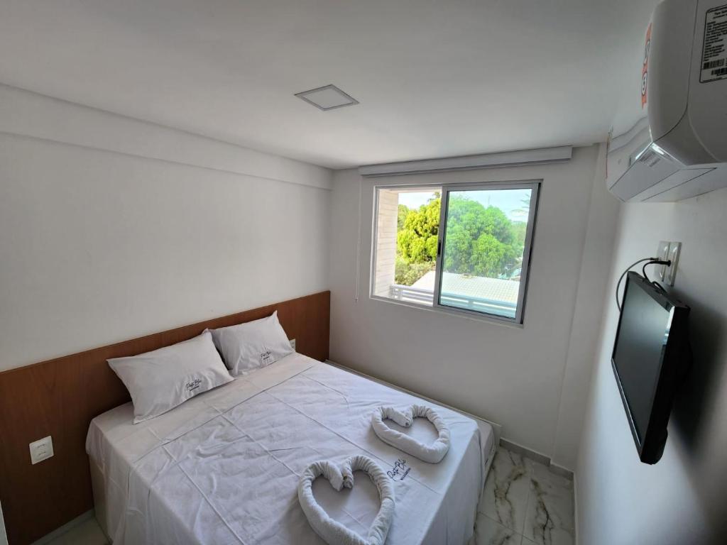 - une chambre avec un lit et 2 serviettes dans l'établissement Porto Blue Makaranduba, à Porto de Galinhas